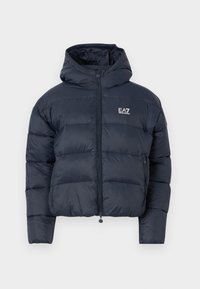 Mornarsko modra puffer jakna s kapuco, zadrgo in vezenim logotipom na prsih; ima prešito teksturo in elastičen rob.