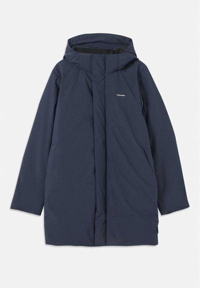 Tummansinisessä vedenpitävässä parka-takissa on huppu, edessä vetoketju, kaksi sivutaskua ja minimaalinen brändilogo rinnassa.
