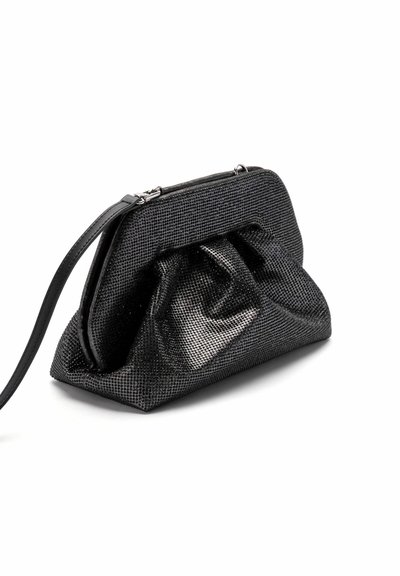 Borsa a pochette nera con una texture arricciata, realizzata in materiale lucido. Presenta una cerniera superiore e una sottile tracolla regolabile.