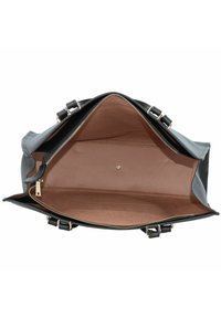 Borsa a tracolla nera in pelle con un design strutturato, dotata di chiusura con zip, hardware dorato e un ampio interno beige con una tasca.