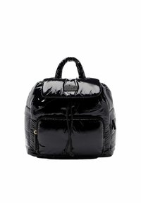 Zaino imbottito nero realizzato in materiale lucido, con un lembo dotato di logo, chiusura con cordoncino e tasca frontale con dettaglio zip.