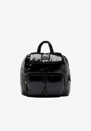 Zaino imbottito nero realizzato in materiale lucido, con un lembo dotato di logo, chiusura con cordoncino e tasca frontale con dettaglio zip.