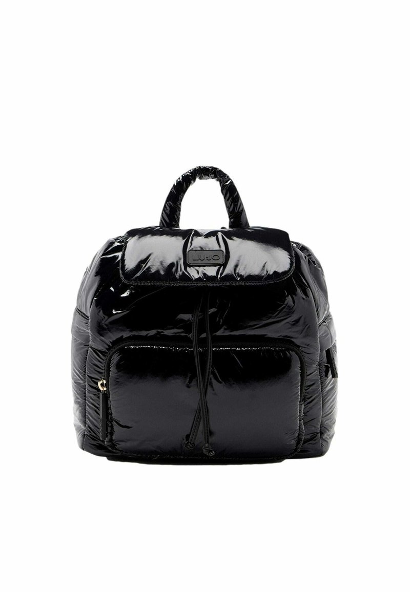 Zaino imbottito nero realizzato in materiale lucido, con un lembo dotato di logo, chiusura con cordoncino e tasca frontale con dettaglio zip.