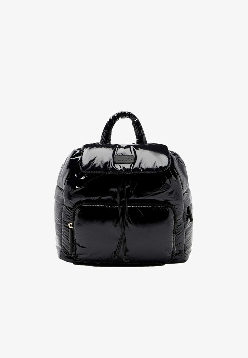 Zaino imbottito nero realizzato in materiale lucido, con un lembo dotato di logo, chiusura con cordoncino e tasca frontale con dettaglio zip.
