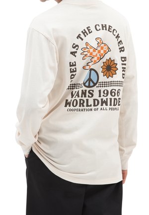 T-shirt a maniche lunghe di colore bianco sporco con grafiche colorate di un uccello, un fiore e un simbolo di pace sulla schiena. Materiale in cotone con vestibilità comoda.