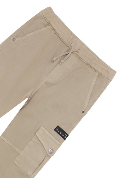 Pantaloni cargo beige con vita regolabile tramite coulisse, tasche frontali e una tasca laterale. Presenta un'etichetta sul lato e una finitura liscia e strutturata.
