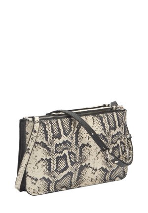 Beżowa i czarna torebka kopertowa w wzór wężowej skóry, z odpinanym czarnym paskiem i zapięciem na zamek. Teksturowana powierzchnia o eleganckim designie.