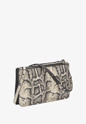 Clutch in pelle di serpente beige e nera, con una tracolla nera staccabile e chiusura con zip. Superficie strutturata con un design elegante.