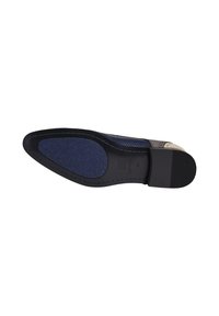 Blauwe leren schoenzool met een gestructureerde grip, rubberen zwarte hak en contrasterende blauwe stiksels. Licht gebogen richting de teen voor een ergonomisch ontwerp.