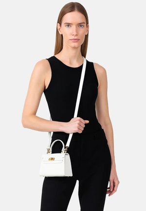 Borsa a tracolla in pelle bianca con forma strutturata, dettagli in metallo dorato, manico superiore e tracolla removibile.