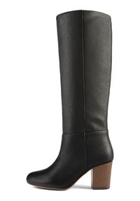 Stivale nero al ginocchio realizzato in pelle texturizzata con punta arrotondata, caratterizzato da un tacco di legno robusto e dettagli di cucitura discreti.