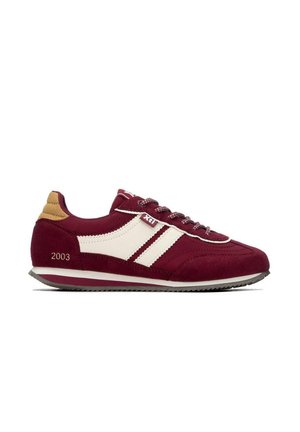 Vista lateral de una zapatilla deportiva en granate y blanco con "2003" en dorado en el talón y una pequeña etiqueta "x21" cerca de los cordones.