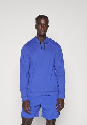 Blauwe hoodie met lange mouwen en een zwarte trekkoord, gecombineerd met blauwe shorts. Gladde textuur, sportieve pasvorm en naadloze ontwerpelementen.