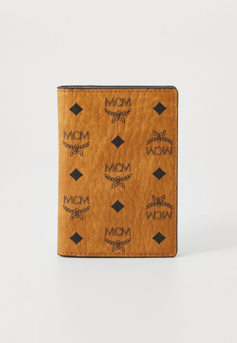 Orange læderpung med sorte MCM-logoer og diamantmønstre, med en struktureret overflade og kontrasterende syninger langs kanterne.