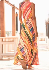 Vestido maxi con rayas diagonales multicolores en naranja, rosa, amarillo, verde y azul. Fabricado en tela ligera con un corte relajado.