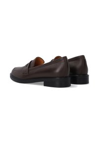 Bruine leren loafers met een gladde textuur en een ronde neus, voorzien van een lage zwarte rubberen hak en een decoratieve bovenband.