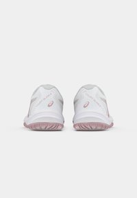 Scarpe sportive bianche con dettagli rosa e suola in gomma testurizzata. Presentano pannelli in rete per la traspirabilità e un design elegante e a profilo basso.