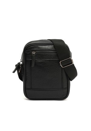 Čierna crossbody taška z textúrovanej kože s predným vreckom na zips a nastaviteľným širokým látkovým ramenným popruhom.