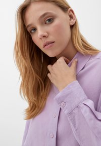 Lila button-down shirt van lichtgewicht stof met een kraag en eenknopsmanchetten, voorzien van een gladde textuur en een ontspannen pasvorm.