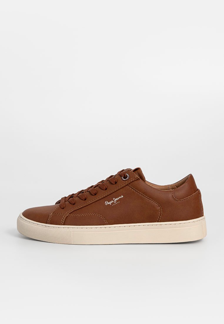 Sneakers en cuir brun avec un bout arrondi, un système de laçage et une semelle en caoutchouc crème. Détail subtil du logo sur le côté.