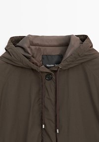 Braune Kapuzenjacke mit Kordelzug, einzelner schwarzer Knopfverschluss und sichtbarem Massimo Dutti-Label im Krageninnenteil.