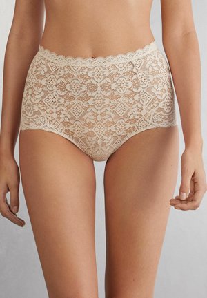 Beiga spetsiga högmidjade trosor med intrikata blommönster och diamantmönster, vågiga kanter och en genomskinlig textur.