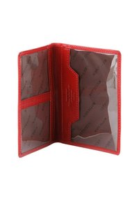 Portefeuille en cuir rouge avec des emplacements pour carte d'identité transparents, des bords cousus et une texture lisse. L'intérieur présente un revêtement brun avec un marquage répété.