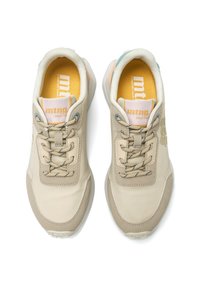 Zapatillas beige con parte superior de cuero suave, puntera redondeada, cordones beige y detalles en turquesa. Logo en la lengüeta y interior acolchado.