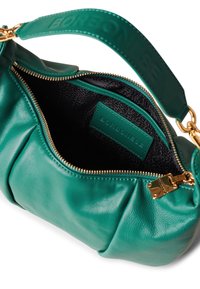 Borsa a mano in pelle verde con finitura texturizzata, zip dorata e manici coordinati. Presenta un interno foderato in nero e un'etichetta con il marchio.