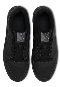 Czarne buty sportowe z gładkiego syntetycznego materiału, zawiązywane na sznurowadła, z zaokrąglonym noskiem i teksturowanymi akcentami po bokach oraz na języku.