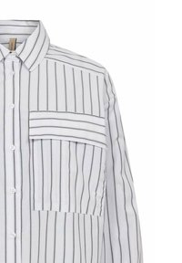 Witte en grijs gestreepte blouse met een knoopsluiting aan de voorkant, klassieke kraag en een zak aan de linkerkant. Soepele stof met een gemiddelde textuur.