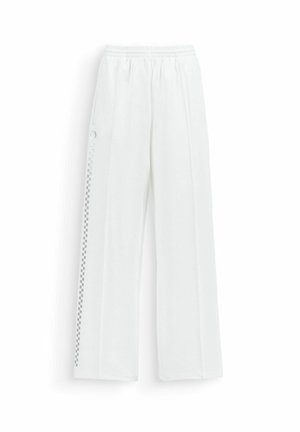 Pantaloni bianchi a gamba larga con vita elastica, caratterizzati da una riga a quadretti verticale e bottoni a scatto lungo la cucitura esterna laterale.