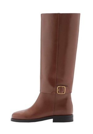 Høj brun læderstøvle med en guldbelagt spænde tæt ved anklen og en lav sort hæl, vist fra siden.