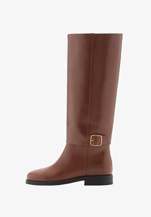 Wysoki brązowy skórzany but z złotym paskiem z klamrą przy kostce i niskim czarnym obcasem, widziany z boku.