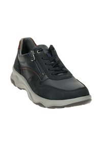Schwarze Leder- und Wildleder-Sneaker mit einer strukturierten Oberseite, seitlichem Reißverschluss und einer hellgrauen Gummisohle. Abgerundete Zehenpartie, gepolsterter Kragen.