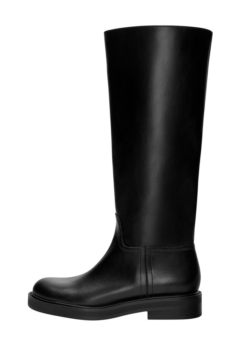Stivale in pelle nera al ginocchio con una texture liscia, punta rotonda, design sobrio e tacco a blocco basso. Nessuna hardware o motivo visibile.
