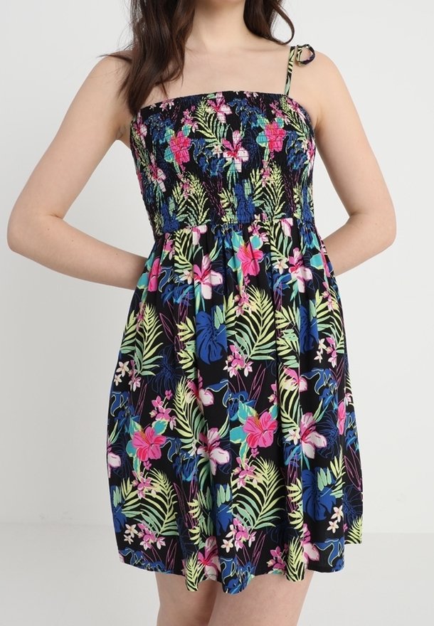 Blumiges Sommerkleid mit schwarzem Hintergrund, gerafftem Oberteil, verstellbaren Trägern und lebhaften tropischen Mustern in Pink, Blau und Grün.