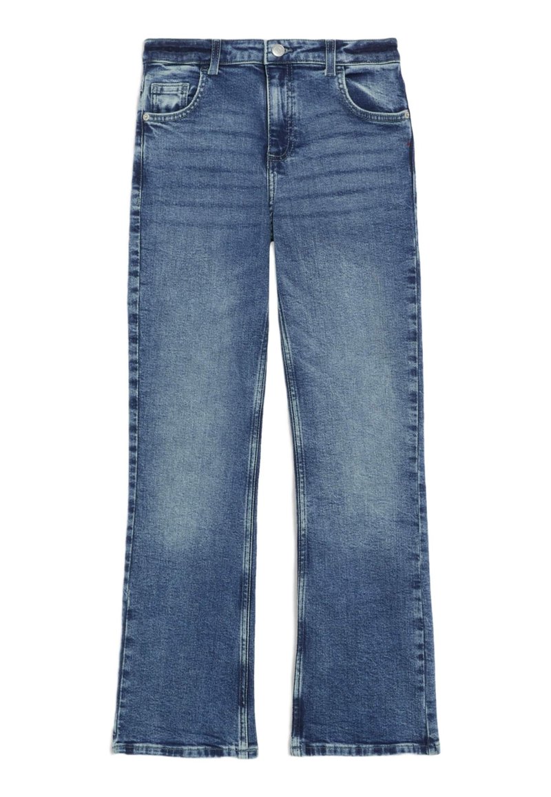 Jeans en denim bleu évasés avec un lavage moyen, comportant cinq poches, une fermeture éclair et un léger dégradé. Le matériau présente une finition douce et texturée.