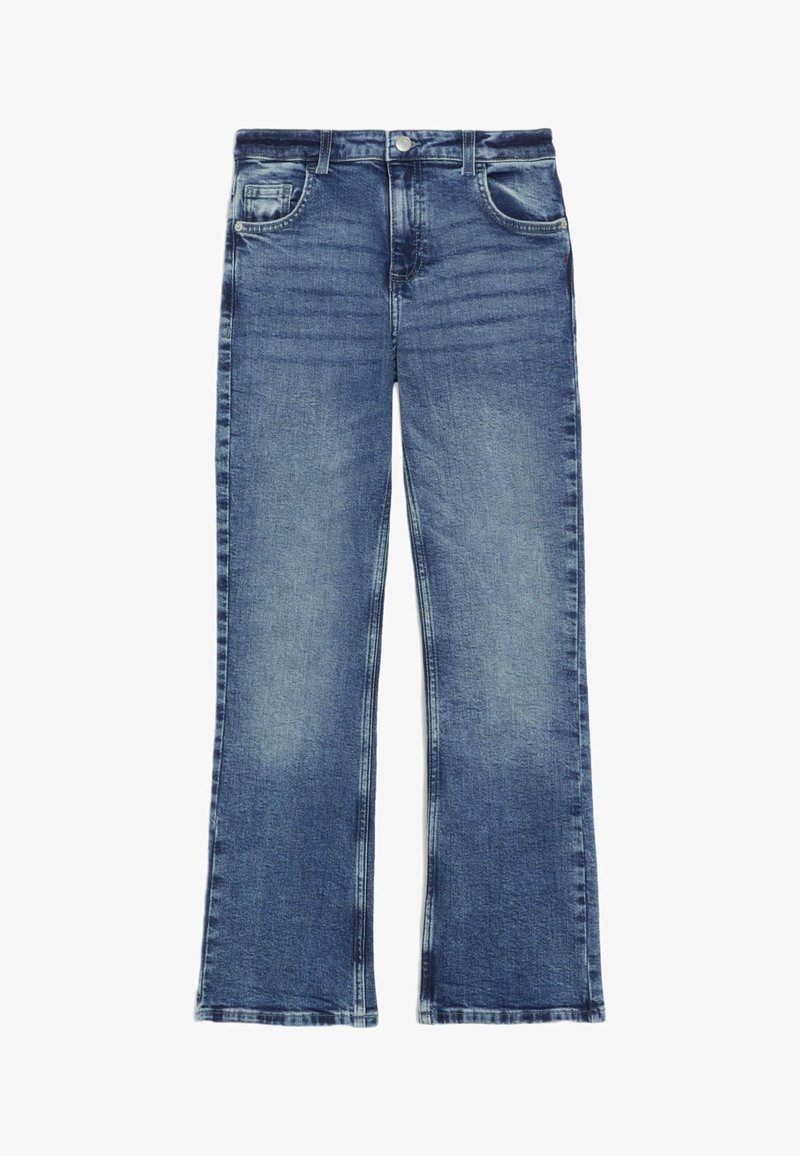 Jeans de mezclilla azul acampanados con un lavado medio, que cuentan con cinco bolsillos, una cremallera y un desvanecido sutil. El material tiene un acabado suave y texturizado.