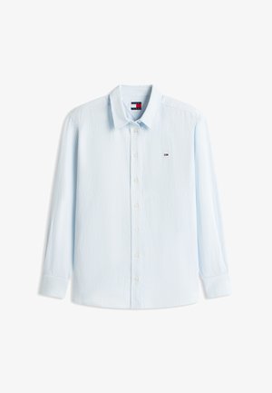 Lichtblauw overhemd met lange mouwen en knopen, met dunne witte verticale strepen, een kraag en een klein Tommy Hilfiger-logo op de borst.