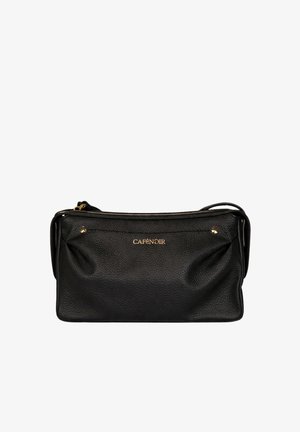 Pochette in pelle nera texturizzata con zip dorata, due rivetti e logo "CAFÉNOIR" dorato al centro davanti.