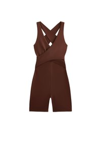 Brun utan ärmar romper med korsade axelremmar, figurnära liv och korta ben; slät textur och subtila draperingsdetaljer.