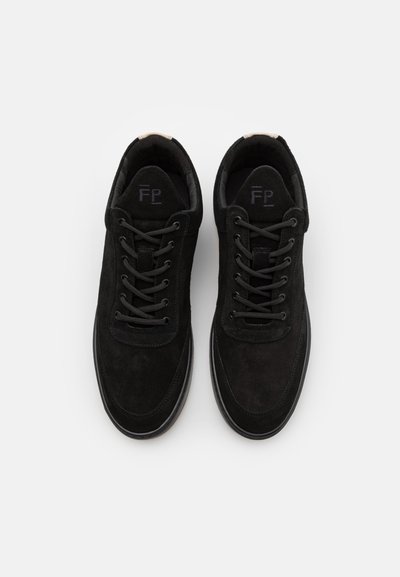 Sorte ruskindssko med rund tå, flade sorte snørebånd, polstret krave og diskret logo på tungen. Gummiydersål for godt greb.