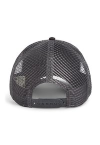 Gorra de camionero de malla negra con cierre de snapback, que presenta un perfil plano y orificios de ventilación en la malla para mayor transpirabilidad.