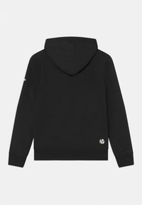 Sudadera negra de manga larga con capucha, puños y dobladillo acanalados, y un pequeño logo blanco cerca de la parte inferior derecha y en la manga izquierda.