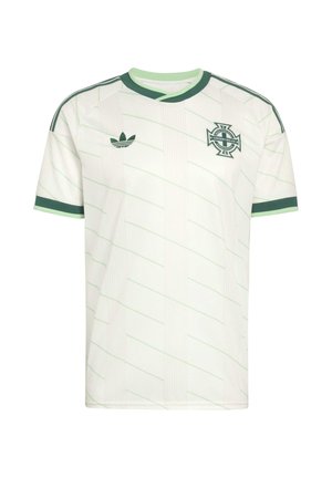 Hvid fodboldtrøje med lysegrønne diagonale striber, mørkegrøn krave og ærmekanter, Adidas-logo og logo for Nordirlands fodboldforbund.