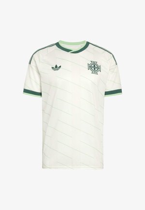 Hvid fodboldtrøje med lysegrønne diagonale striber, mørkegrøn krave og ærmekanter, Adidas-logo og logo for Nordirlands fodboldforbund.