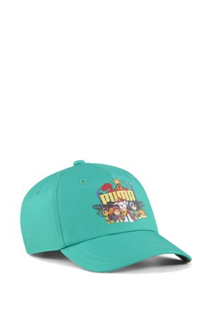 Gorra de béisbol turquesa con personajes animados de Paw Patrol y la palabra "PUMA" encima en un diseño colorido.