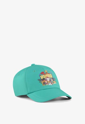 Gorra de béisbol turquesa con personajes animados de Paw Patrol y la palabra "PUMA" encima en un diseño colorido.