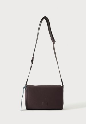 Tmavohnedá kožená crossbody taška s textúrou, nastaviteľným popruhom a malým dekoratívnym modrým prvkom na boku.